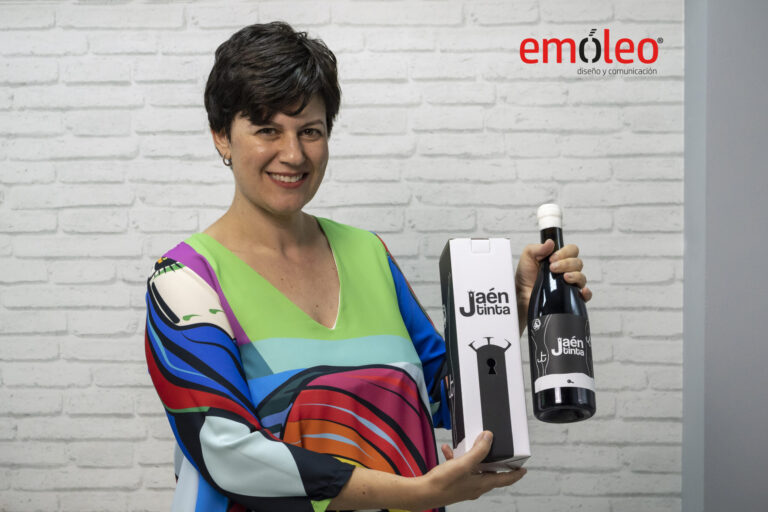 Lina Lucena y el packaging Jaén Tinta en el estudio Emóleo